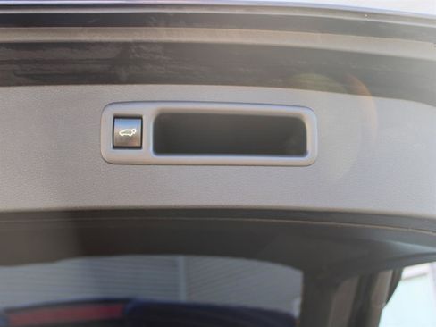 Used 2023 Toyota Highlander LE image 45