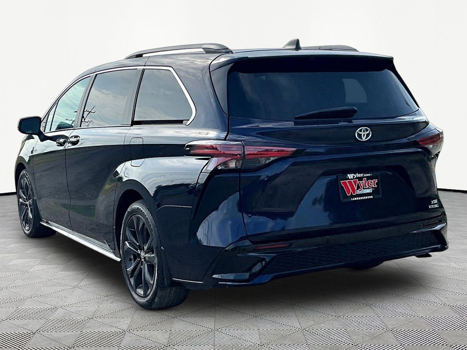 Used 2023 Toyota Sienna XSE FWD image 12