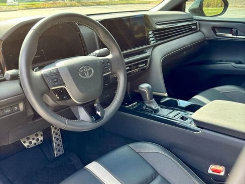 Used 2025 Toyota Camry SE image 9