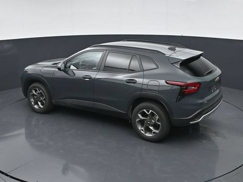 Used 2025 Chevrolet Trax LT FWD image 34