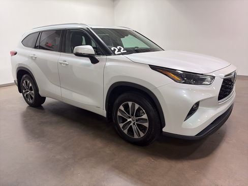 Used 2022 Toyota Highlander XLE AWD/4WD image 2