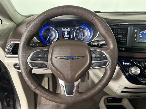Used 2017 Chrysler Pacifica LX FWD image 10