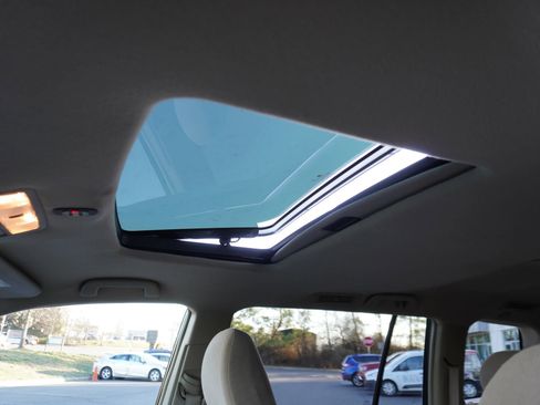 Used 2013 Toyota Highlander FWD w/ Cold Weather Pkg image 31