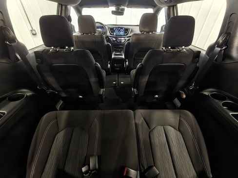 Used 2023 Chrysler Pacifica Touring FWD image 28