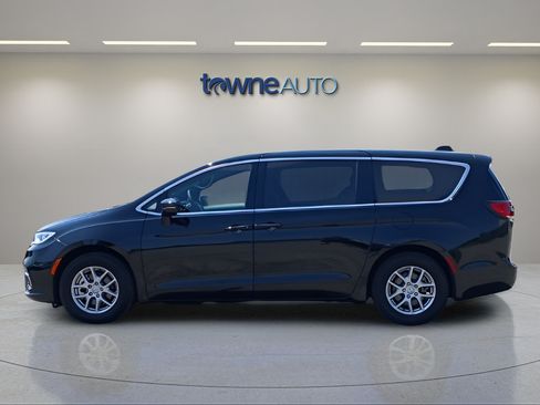 Used 2025 Chrysler Pacifica Select FWD image 3