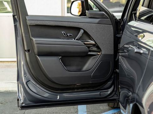 Used 2024 Land Rover Range Rover Sport SE image 12