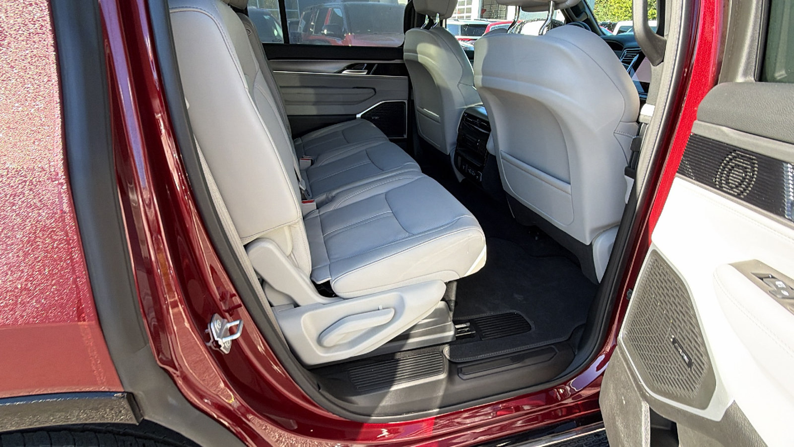 Used 2025 Jeep Wagoneer 4WD w/ Premium Group I image 22