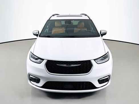New 2026 Chrysler Pacifica Pinnacle image 2