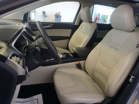 Used 2018 Ford Edge Titanium w/ Equipment Group 301A FWD image 22