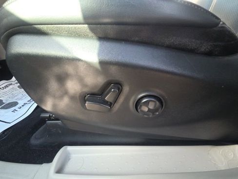 Used 2023 Chrysler Pacifica Touring-L image 31