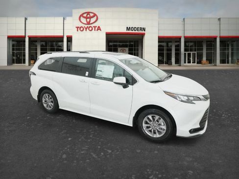 New 2026 Toyota Sienna XLE FWD image 11