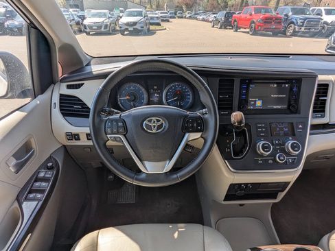Used 2017 Toyota Sienna XLE FWD image 17