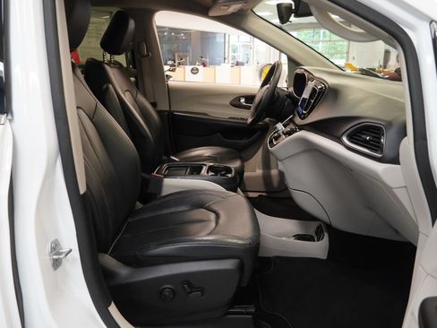 Used 2018 Chrysler Pacifica Touring-L w/ Premium Audio Group FWD image 25