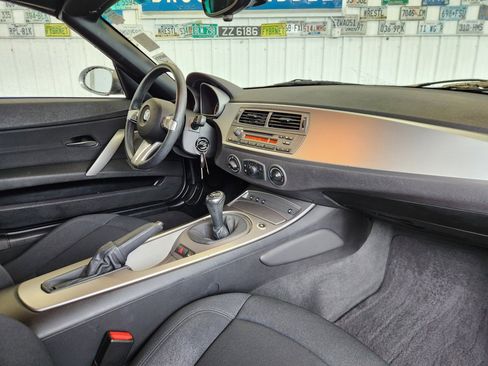 Used 2004 BMW Z4 2.5i RWD image 2