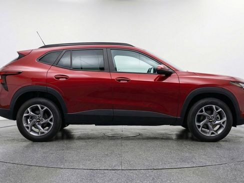 Used 2025 Chevrolet Trax LT w/ LT Convenience Package image 8