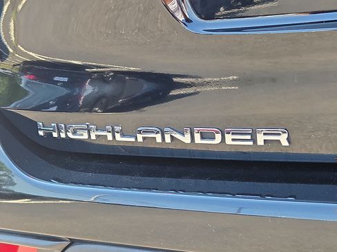 Used 2023 Toyota Highlander XLE AWD/4WD image 30