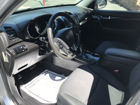 Used 2013 Kia Sorento LX image 8
