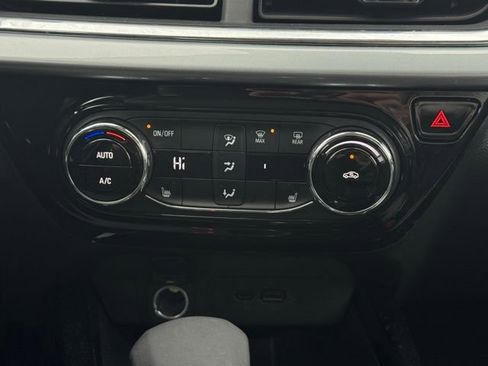 Used 2025 Chevrolet Trax LT w/ LT Convenience Package image 29