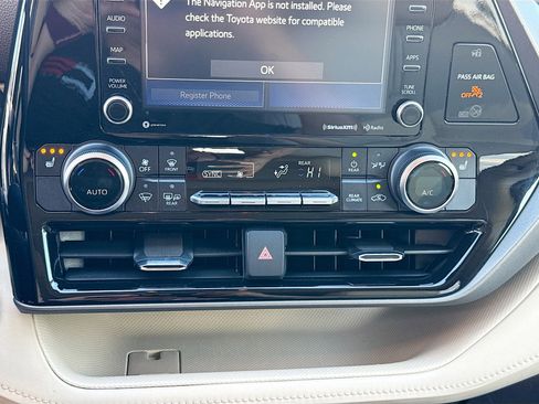 Used 2021 Toyota Highlander XLE image 35