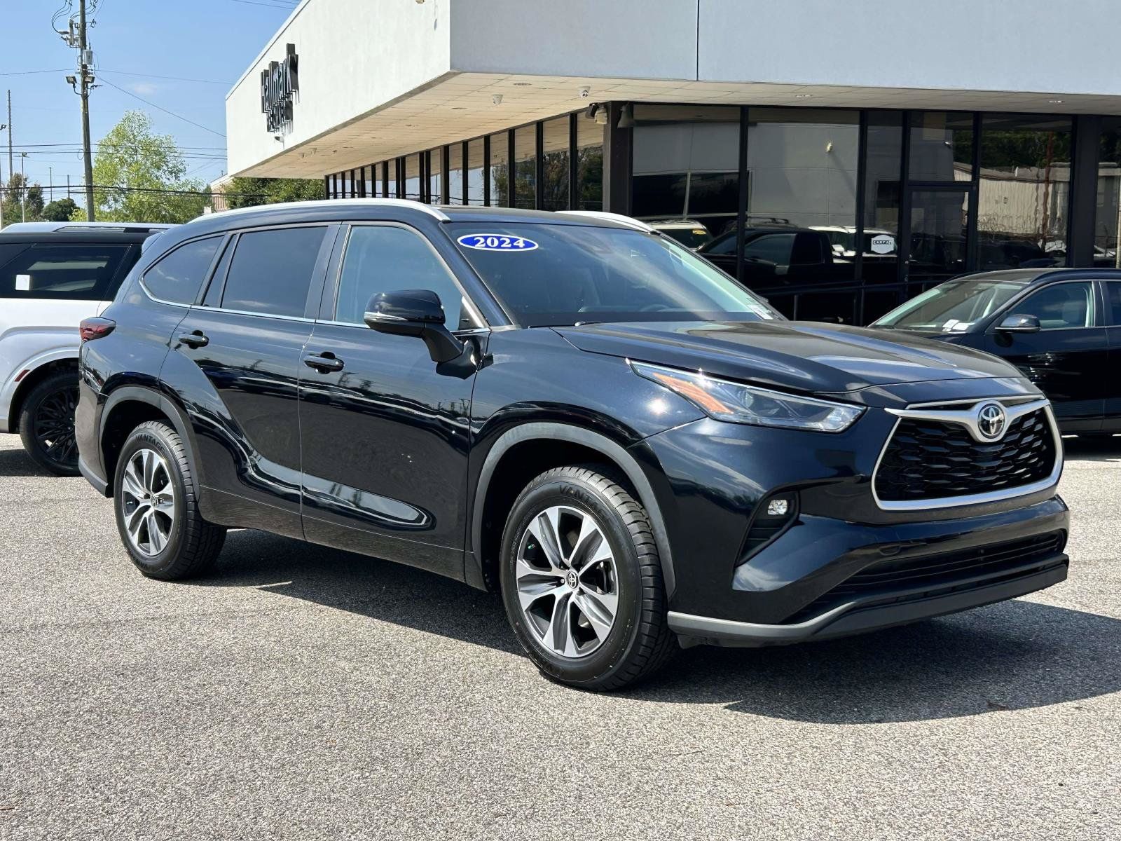 Used 2024 Toyota Highlander XLE FWD image 1
