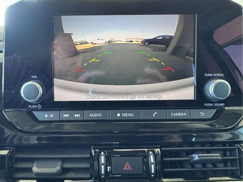 Used 2025 Nissan Pathfinder SV FWD image 21