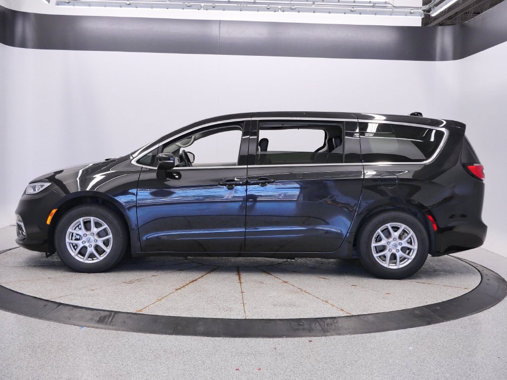 Certified 2023 Chrysler Pacifica Touring-L FWD image 2