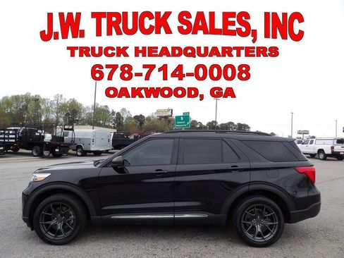 Used 2022 Ford Explorer XLT w/ Equipment Group 202A image 2