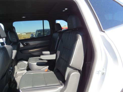 Used 2025 Buick Enclave Avenir w/ Super Cruise Package image 13