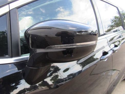 Used 2024 Chrysler Pacifica Touring-L image 17