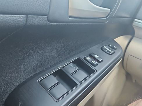 Used 2012 Toyota Camry LE FWD image 19