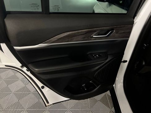 Used 2023 Jeep Grand Cherokee Limited w/ Black Appearance Package AWD/4WD image 24