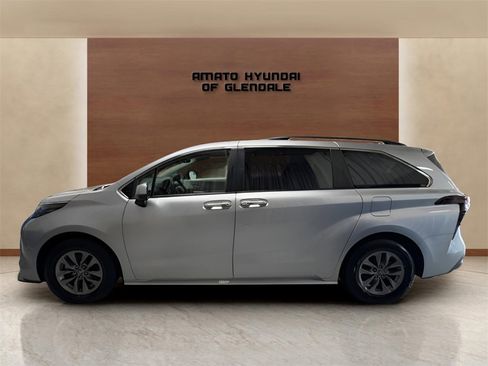 Used 2023 Toyota Sienna XLE image 3