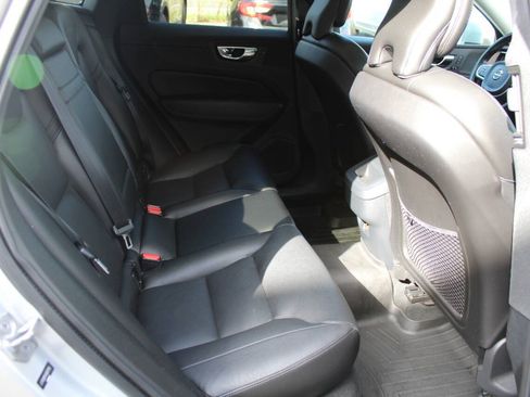 Used 2019 Volvo XC60 T5 Momentum w/ Multimedia Package AWD/4WD image 12