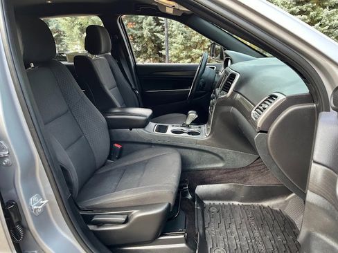 Used 2018 Jeep Grand Cherokee Laredo image 39