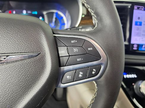 Used 2022 Chrysler Pacifica Limited w/ Uconnect Theater Family Group FWD image 25