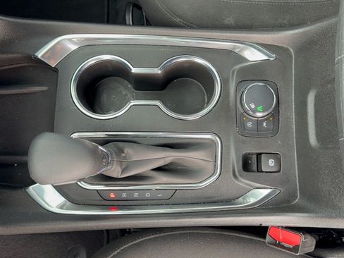 Used 2023 Chevrolet Traverse LT FWD image 22