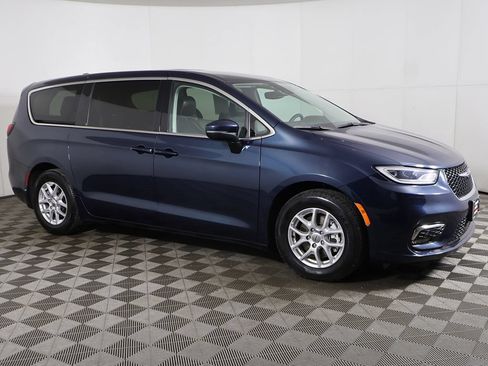 Used 2023 Chrysler Pacifica Touring-L FWD image 15