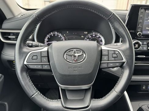 Certified 2022 Toyota Highlander XLE image 28