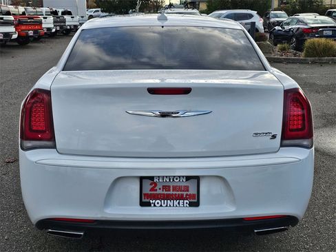 Used 2017 Chrysler 300 S image 6