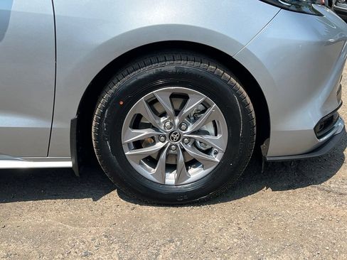 Certified 2025 Toyota Sienna LE AWD/4WD image 12