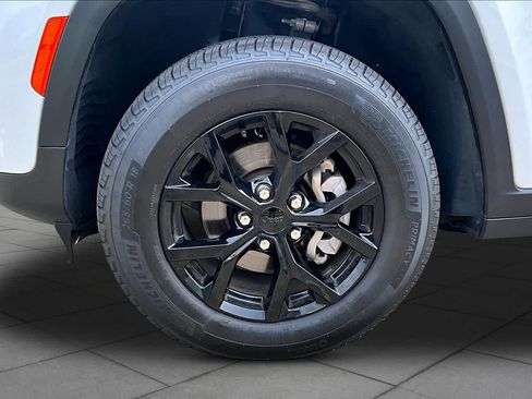 Used 2025 Jeep Grand Cherokee Altitude RWD image 10