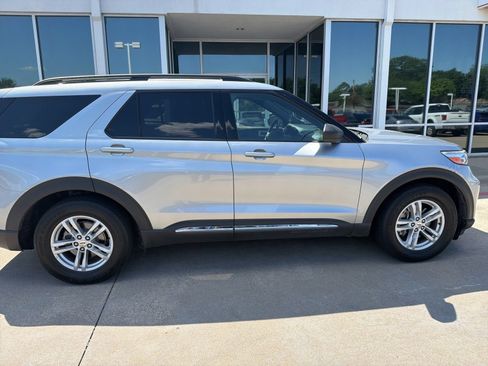 Used 2020 Ford Explorer XLT w/ Comfort Package RWD image 5