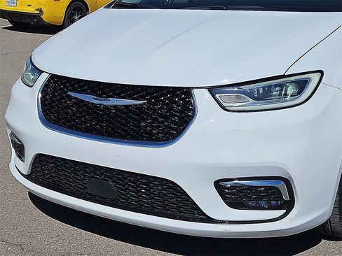 Used 2022 Chrysler Pacifica Limited image 7