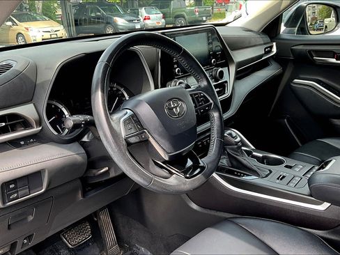 Used 2021 Toyota Highlander XLE image 13