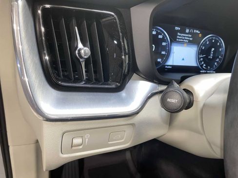 Used 2019 Volvo XC60 T5 Momentum w/ Multimedia Package AWD/4WD image 24