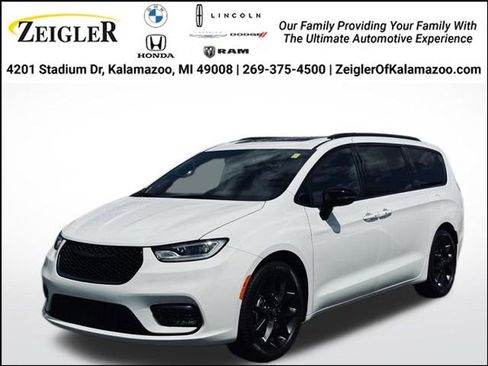 Used 2025 Chrysler Pacifica Limited FWD image 1