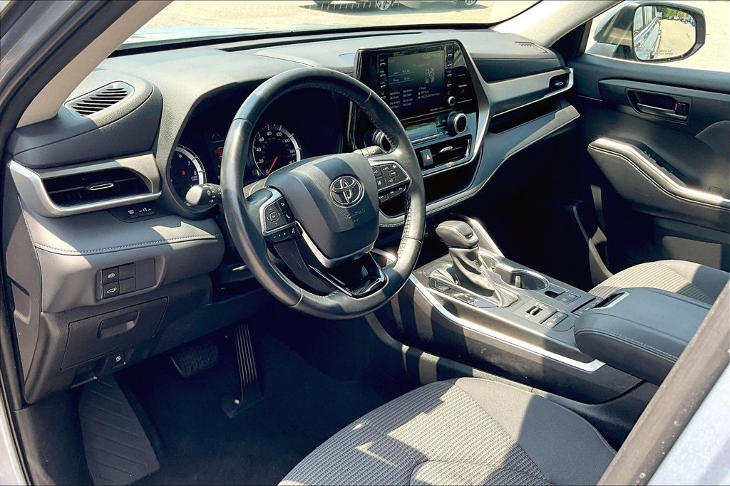 Used 2021 Toyota Highlander LE AWD/4WD image 8