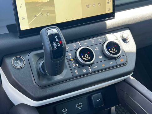 Used 2023 Land Rover Defender 130 SE image 32