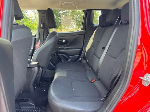 Used 2018 Jeep Renegade Altitude w/ Cold Weather Group FWD image 13