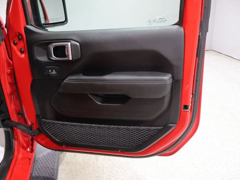 Used 2019 Jeep Wrangler Unlimited Sahara w/ Uconnect 4C Nav & Sound Group AWD/4WD image 21